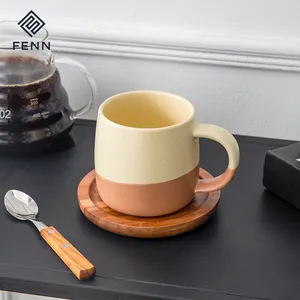Sıcak satış rustik kumtaşın Latte kupa çay bardağı benekli sır çift kahverengi renk Ceram Cafe kahve kupalar ile ahşap bardak altlığı