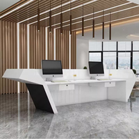 Comptoir de réception moderne de luxe en bois rose pour bureau, hôtel, école, supermarché, avec processus de scellement des bords complet