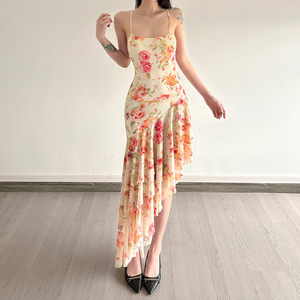 Nouvelle collection été 2026 – Robe longue décontractée écologique à taille naturelle, motif floral romantique, couleurs contrastées, coupe ajustée, dos croisé, sans manches et ourlet à volants - Product Image 6