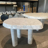 Table basse moderne en marbre blanc naturel de forme irrégulière, avec pieds cylindriques en marbre massif, table de salon de luxe