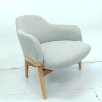 Fauteuil de salon moderne au design personnalisé, avec dossier bas rembourré en tissu et base en bois
