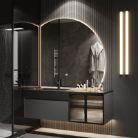 Meuble-lavabo mural en bois massif pour salle de bain d'hôtel ou villa, style moderne et luxueux, avec vasque simple, miroir intelligent et rangement