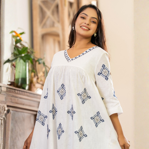Robe midi en lin brodée à col en V blanche élégante et durable de haute qualité pour femmes - Product Image 1