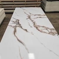 Panneaux muraux 3D en PVC à prix avantageux avec texture marbre, isolation phonique et thermique UV pour usage intérieur