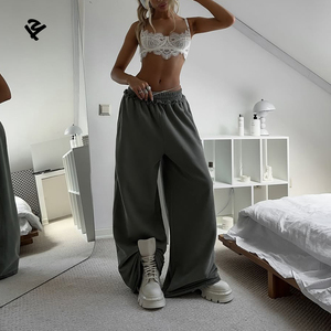 Abbigliamento Donna all'Ingrosso, Set Streetwear 2 Pezzi con Felpa Corta con Zip e Pantaloni Larghi, Tuta Oversize - Product Image 4