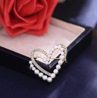 Broche de perlas de doble capa con forma de corazón, elegante pin de solapa, accesorio versátil para abrigos, trajes y vestidos, con alfiler de seguridad antideslizante para mujer