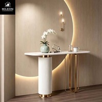 Console d'entrée de luxe moderne avec plateau en pierre frittée, colonne côtelée et pieds en métal doré – Table de hall d'entrée, décoration pour l'entrée de la maison