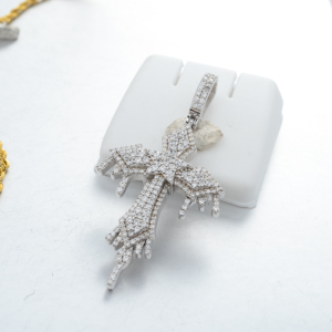 Vente en gros Nouveauté Pendentif Croix Catholique Flèche en Argent S925 Plaqué Or 18 carats, serti de Zircon Cubique 5A, style Hip-hop Bling Iced Out pour Mariage - Product Image 2