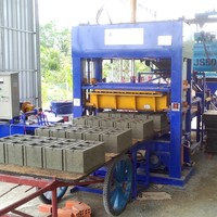 Machine à blocs de qualité supérieure utilisant du ciment et du béton, fabriquée en Chine Qt5-15