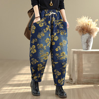 Celana harem denim wanita model retro, bermotif print, kasual, longgar, pinggang elastis dengan tali serut, efek washed, potongan slim.
