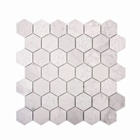 Carreaux de miroir en marbre blanc de Carrare texturé vieilli, forme hexagonale alvéolée, bord biseauté, style parquet européen, pour mur intérieur