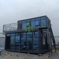 Maison conteneur à double étage avec mur-rideau en verre, bâtiment modulaire moderne en acier avec fenêtres panoramiques