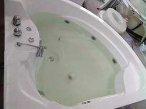 BALIS hochwertige Badewanne im europäischen Stil Whirlpool Massage Ecke Dreieck Acryl Zwei-Personen-Badewanne mit TV - Product Image 2