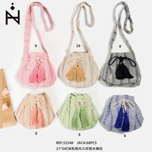 BOLSO Étnico Geométrico Tipo Cubo 21x24cm con Cordón y Borlas, Bolso Cruzado - Product Image 1