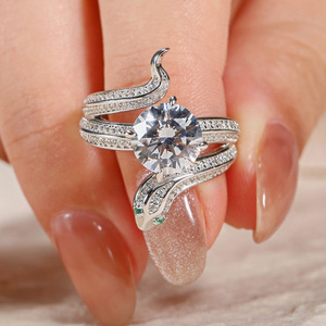 Anello a Serpente Scintillante da Donna, Gioiello Audace per le Dita - Product Image 1