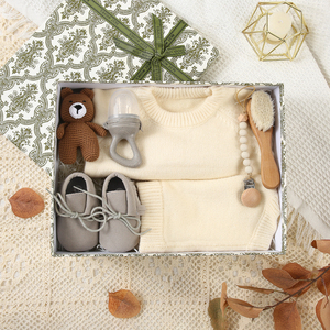 Ensemble cadeau pour nouveau-né <span class=keywords><strong>de</strong></span> 7 pièces - Combinaison en coton biologique à motif d'ours, chaussons, attache-sucette et hochet dans un coffret cadeau pour baby shower - Product Image 6