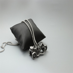 Yunnique – collier pendentif moto en acier inoxydable, cadeau pour hommes et femmes, bijoux à la mode - Product Image 4