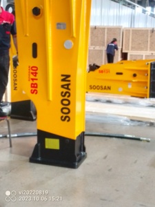 Martillo Hidráulico SOOSAN SB 140 BOX para Excavadoras de 30-45 Toneladas, Motor para Uso en Construcción/Demolición, Tipo Caja, 1 Año de Garantía - Product Image 2