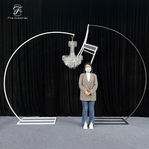 Squisito supporto per fondale portatile regolabile in stile asta, adatto per matrimoni - Product Image 1