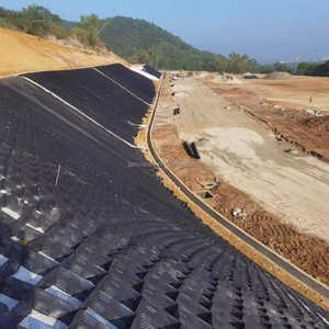 Grille géocellulaire en nid d'abeille noir HDPE pour la stabilisation du <span class=keywords><strong>gravier</strong></span> d'allée et le mur <span class=keywords><strong>de</strong></span> soutènement - Product Image 4