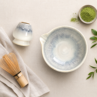 Bol à matcha en céramique rose classique avec logo personnalisé, en forme de cœur rouge, avec bec verseur pour les amateurs de matcha