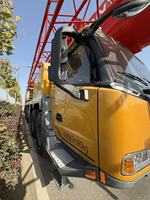 Grue mobile tout-terrain SAC2000C8 de marque chinoise, 200 tonnes, hauteur de levage 116 m, avec boîte de vitesses et composants essentiels du moteur