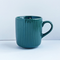 Tasse à café en céramique bleu foncé motif Village d'hiver, rennes et sapin de Noël, en porcelaine, pour la vente en gros et l'approvisionnement commercial