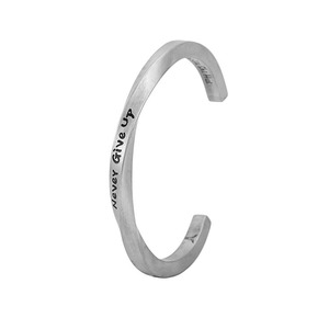 Yunnique Brazalete de acero de titanio de moda con grabado de Never Give Up, joyería de regalo unisex - Product Image 5