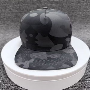 Casquette de baseball personnalisée à 5 panneaux en PVC caoutchouté avec logo, imperméable, perforations découpées au laser, visière plate, performance sportive, pour le golf - Product Image 3