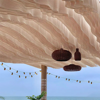Vente chaude : Panneaux de rideaux de fond de scène de mariage suspendus en mousseline de coton blanc transparente, drapé de plafond en coton, design ondulé, décoratif pour fête