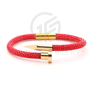 مجوهرات فاخرة جلد ستينغراي مع سوار مسمار من الفولاذ المقاوم للصدأ مطلي بالذهب للرجال - Product Image 6