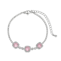 Bracelet Géométrique Trois Pierres Carrées en Laiton Plaqué Or Blanc 14K avec Pavé de Zircone Cubique 5A, Style Chic de Bureau pour Femme, Vente en Gros, Bracelet Tendance