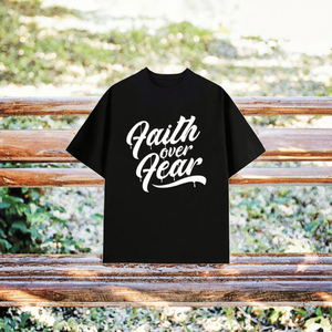 เสื้อยืดผู้ชายพิมพ์ลาย Faith Over Fear แขนสั้น คอกลม ทรงปกติ ผ้าเจอร์ซีย์ลำลอง ผ้าฝ้ายสีขาว ดีไซน์ตัวอักษร โลโก้ด้านหน้า - Product Image 2