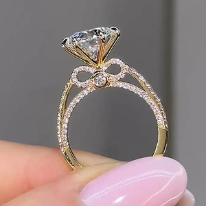 Anello con Fiocco Laterale a Sei Punte per Donna - Product Image 3