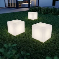 Chaise cubique lumineuse d'extérieur moderne Mobilier de salle à manger rustique en plastique pour bar/hôtel/boîte de nuit