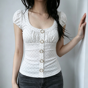 T-shirt blanc à manches bouffantes pour femme, imprimé à pois mignon, tricoté pour l'été, écologique, classique, avec col en U et dentelle boutonnée - Product Image 4