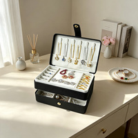Boîte à bijoux en cuir PU avec crochets pour colliers, rouleaux pour bagues, plateau pour boucles d'oreilles, tiroir de rangement pour montres et bracelets
