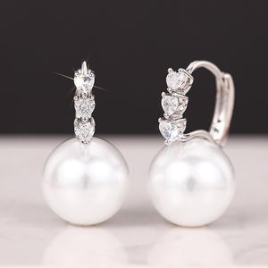 Pendientes Huggie de Oro Blanco E3800 con Perla Sintética AAA de Forma Redonda y Engaste de Garra, Joyería Clásica para Bodas de Mujer - Product Image 4