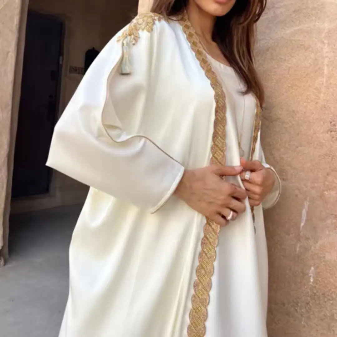 नई आगमन मध्य पूर्व पोशाक दुबई महिला मुस्लिम पोशाक हेडस्कार्फ़ पुष्प कढ़ाई अबाया के साथ