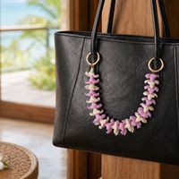 Sac à main artisanal en TPU motif fleur de Puakenikeni, collier de fleurs hawaïen, dégradé violet et blanc, accessoire de sac à main