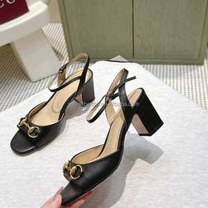 Sandales tendance Gucci Horsebit à bout carré, talons hauts, en cuir de vachette noir, semelle extérieure en cuir véritable italien, style rétro élégant - Product Image 3