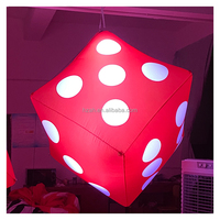 Décoration de plafond en forme de cube de dés gonflable personnalisé avec lumière LED rouge, alimenté par prise, en tissu Oxford, installation facile, style années 90