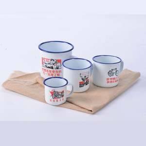 Ensemble de tasses en porcelaine, plastique et fer, style rétro classique nostalgique, avec plateau pliant à échelle et boules à thé triangulaires, pour la publicité - Product Image 1