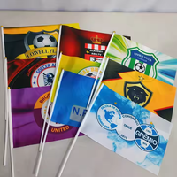Drapeaux à main personnalisés imperméables avec logo imprimé en polyester pour les défilés, les célébrations, les événements en plein air