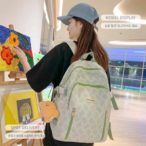 <span class=keywords><strong>4</strong></span> couleurs disponibles Sac d'école en nylon à imprimé rayé minimaliste de grande capacité avec étiquette de lettre multi-poches avec pendentif de poupée mignonne - Product Image 4