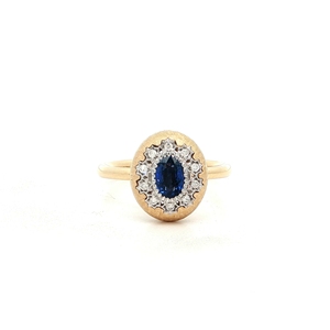 Anillo de Cóctel Ovalado con Zafiro Azul Real y Halo de Diamantes en Oro Amarillo - Product Image 1