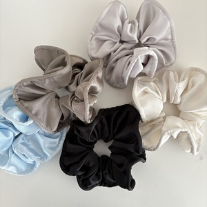 Chouchous plissés volumineux de style coréen en satin crème brillant orné de perles, élastiques à cheveux haut de gamme pour femmes - Product Image 2