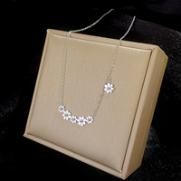 Mode Plaqué Or En Acier Inoxydable Floral Lien Chaîne Charme Collier Bijoux Étanche Marguerite Fleur Collier Ras Du Cou Pour Les Filles