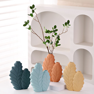 Vase en céramique de style nordique, couleur Morandi, forme de feuille botanique, finition peinte à la main, pour la présentation de fleurs séchées ou fraîches - Product Image 2