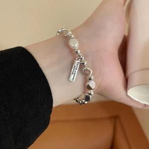 Brazalete de perlas barrocas para mujer, de lujo ligero, estilo sencillo y elegante, con efecto hierro roto, popular entre influencers, venta al por mayor, modelo exclusivo, lujo ligero - Product Image 2